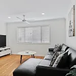 Surfers Enclave - A Spacious Family Home