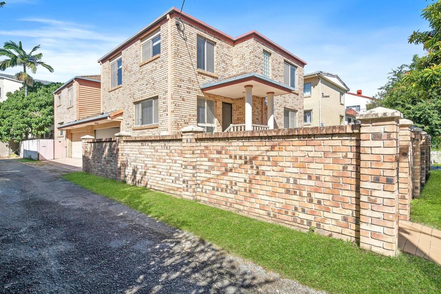 Apartment Surfers Enclave - A Spacious Family